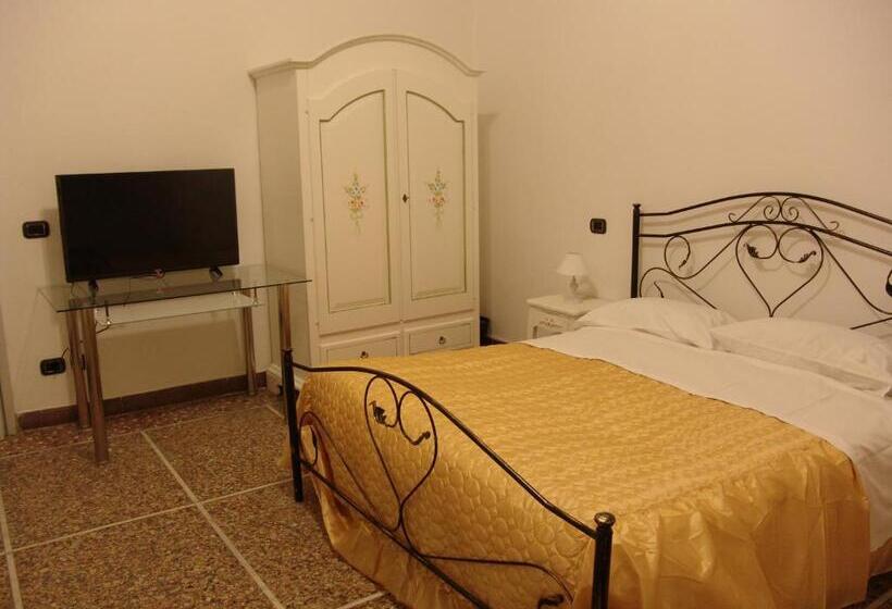 اتاق خانوادگی, Holiday Pisa Gare