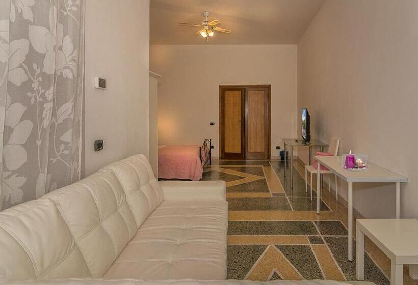 اتاق استاندارد چهارنفره با بالکن, Holiday Pisa Gare