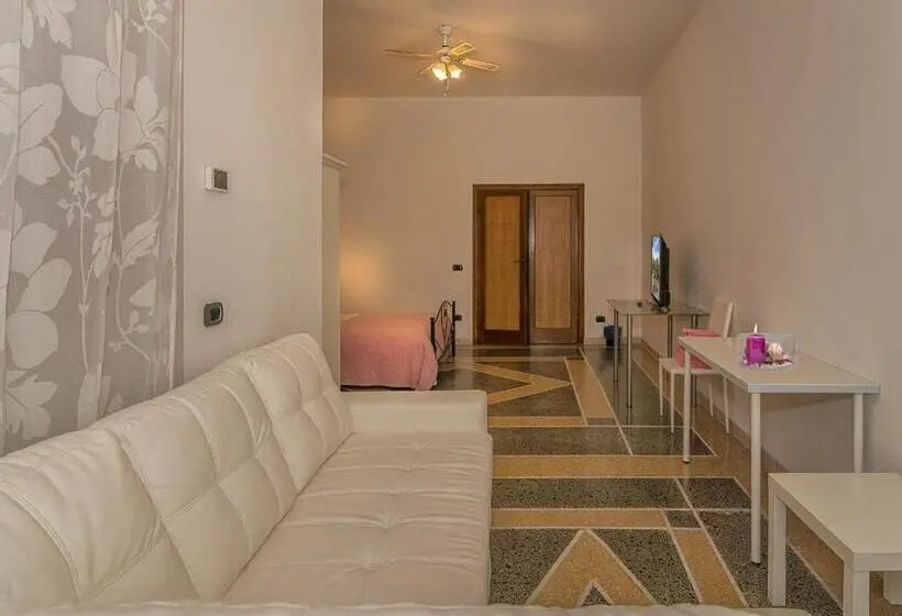 اتاق استاندارد چهارنفره با بالکن, Holiday Pisa Gare
