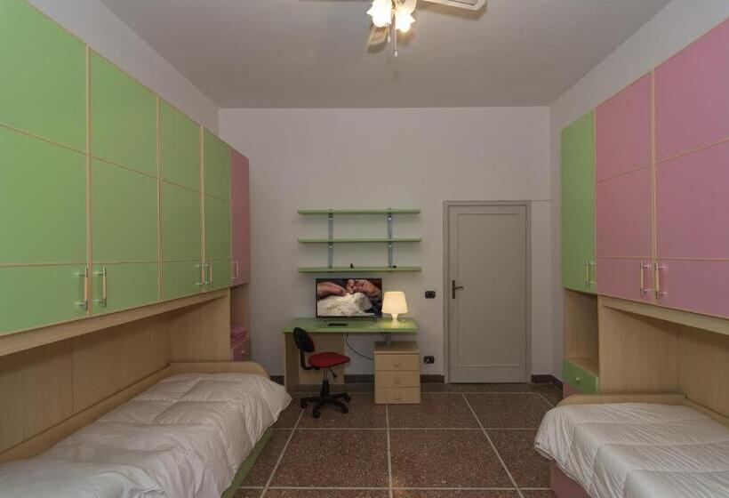 اتاق لوکس خانوادگی, Holiday Pisa Gare