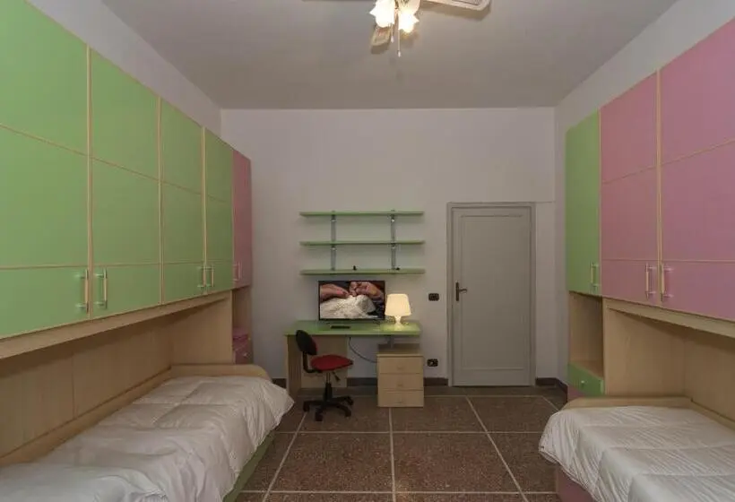 اتاق لوکس خانوادگی, Holiday Pisa Gare