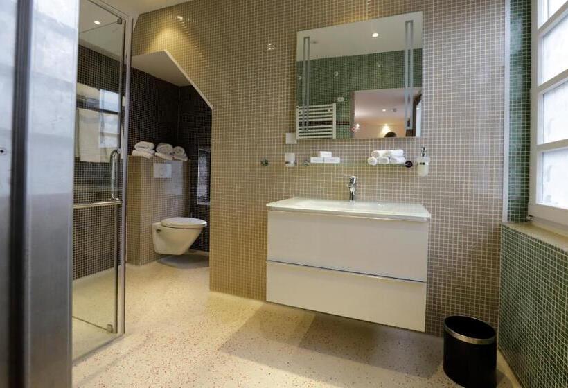 חדר משפחתי דלוקס, Chasse