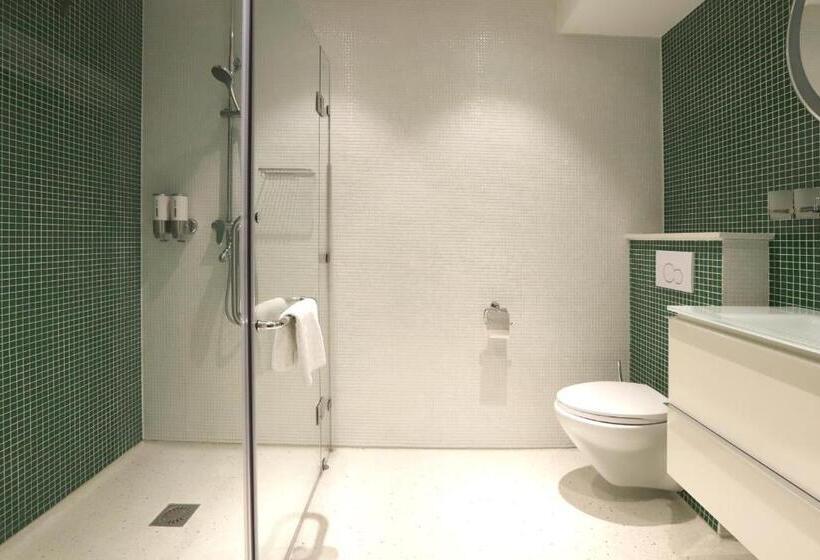 חדר סופריור לשלושה, Chasse