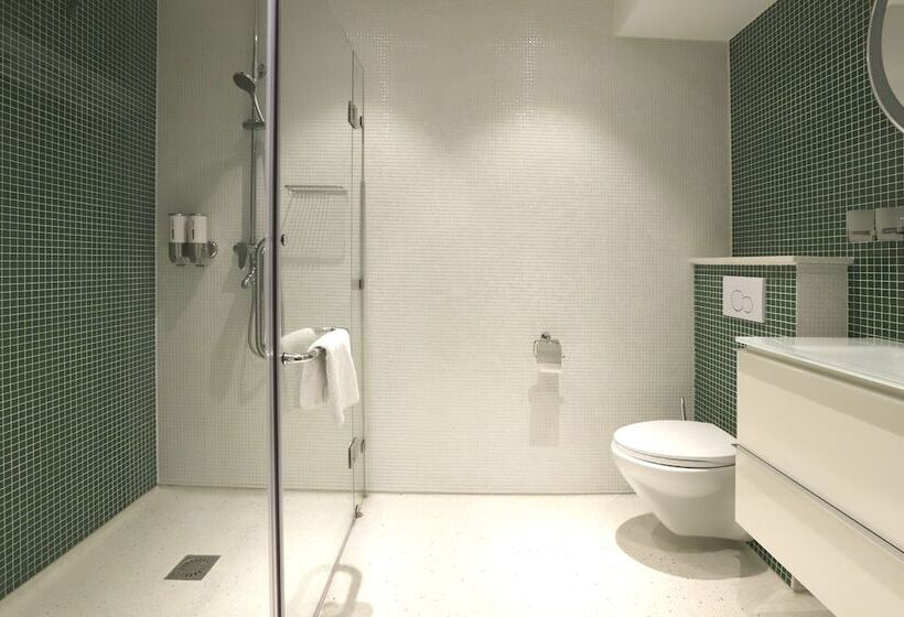 חדר סופריור לשלושה, Chasse