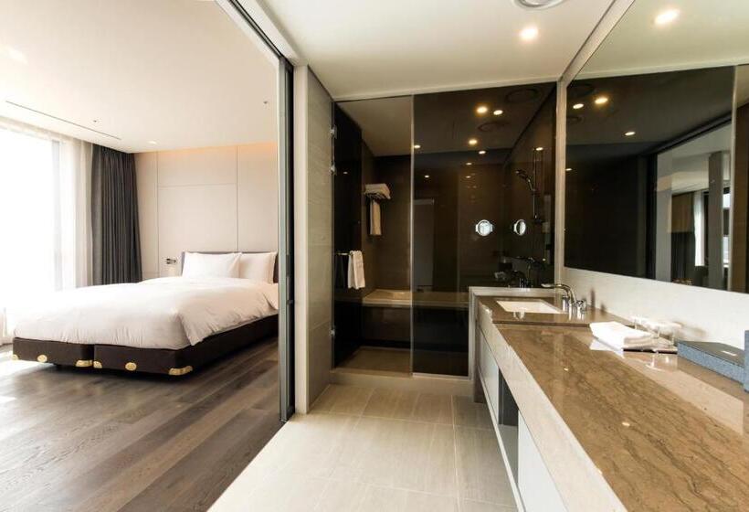 Полулюкс, Nanta Jeju