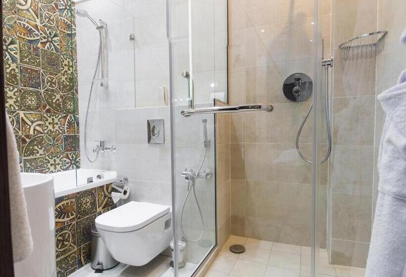 اتاق لوکس با تخت بزرگ, Qonaq