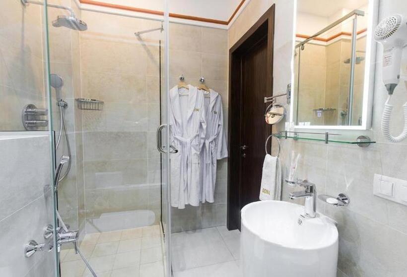 اتاق لوکس با تخت بزرگ, Qonaq