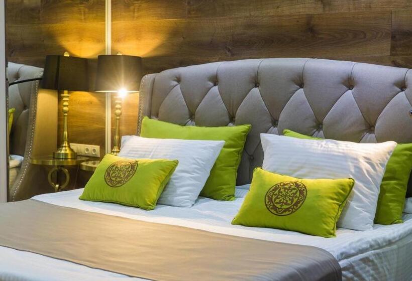 اتاق لوکس با تخت بزرگ, Qonaq