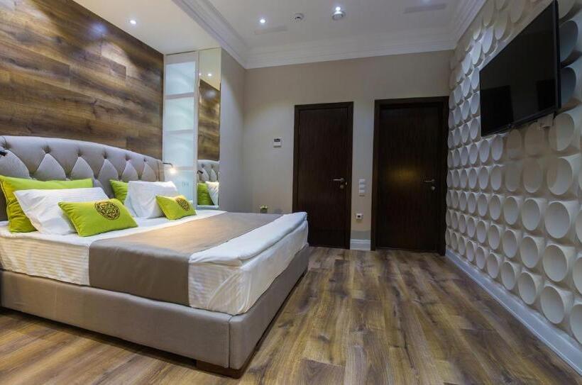 اتاق لوکس با تخت بزرگ, Qonaq