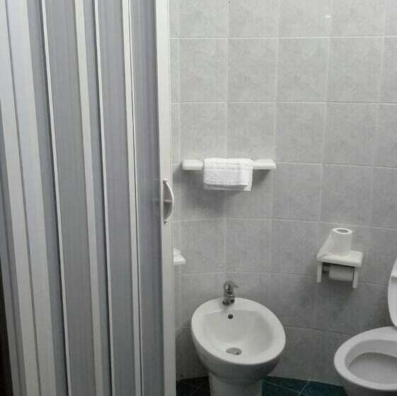 Családi Szoba, Rosy