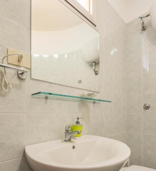 Standard Szoba, Rosy