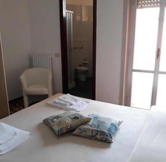 Triple Room Sea View, Rosy