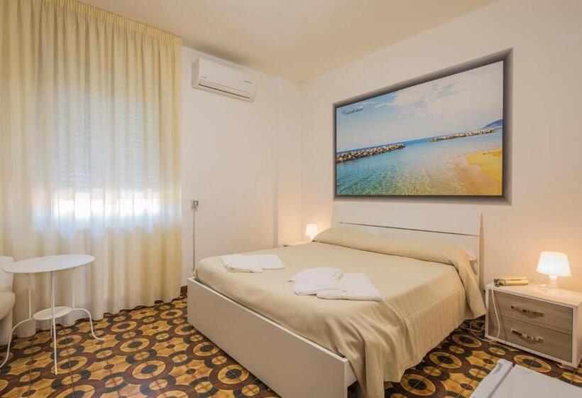 Tengerre Néző Standard Négyágyas Szoba, Rosy