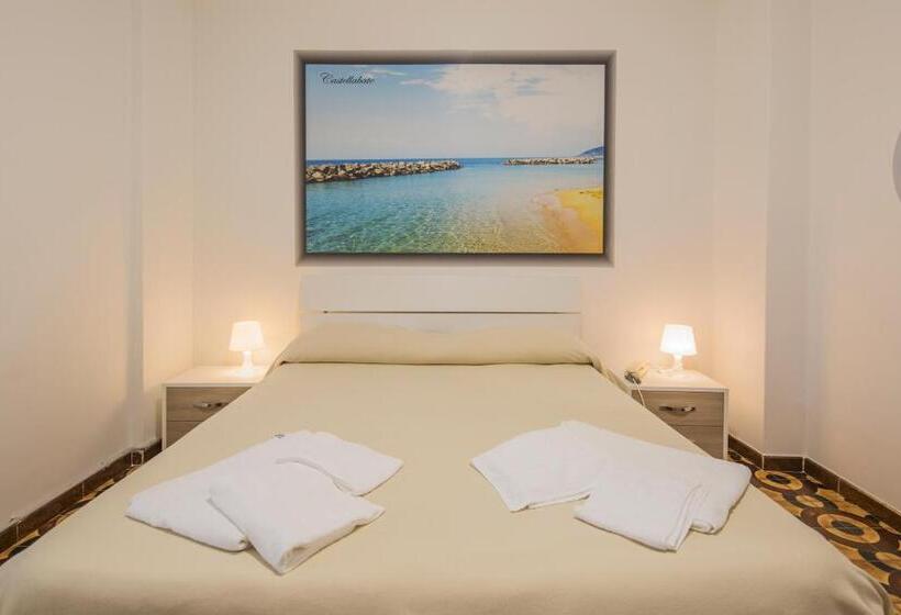 Tengerre Néző Standard Négyágyas Szoba, Rosy