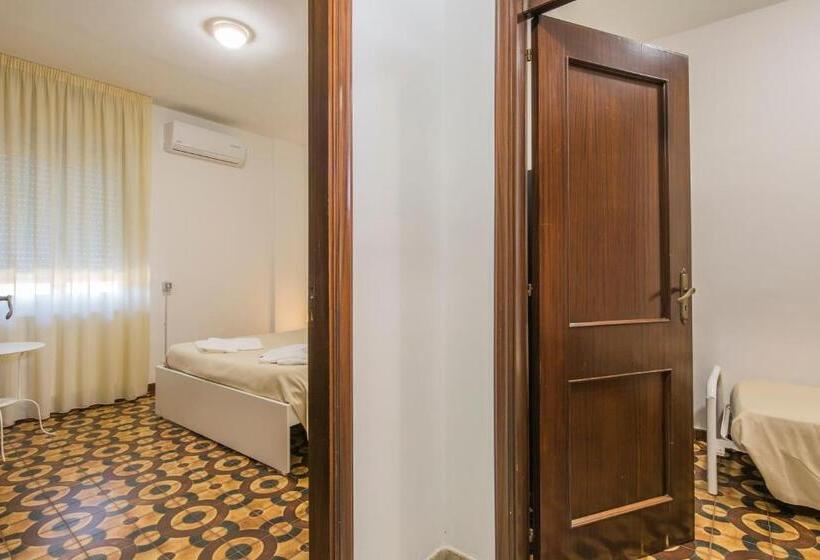 Tengerre Néző Standard Négyágyas Szoba, Rosy