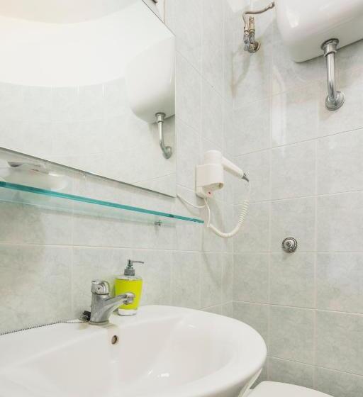 Tengerre Néző Standard Négyágyas Szoba, Rosy