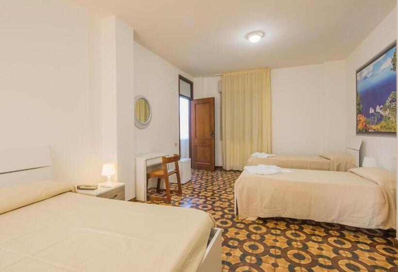 Családi Szoba, Rosy