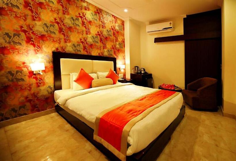 Deluxe Rum, V One Pride