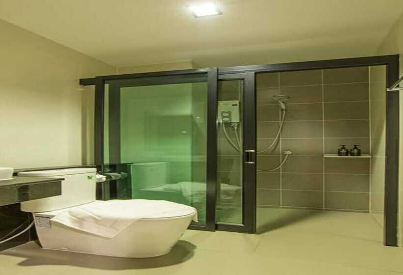 Quarto Estandar, The Rich Sotel