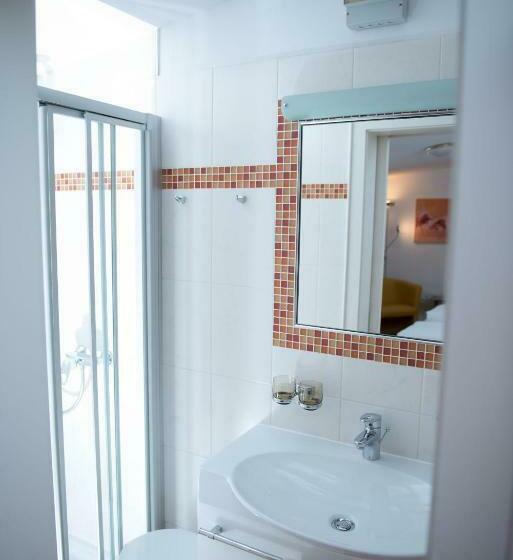 غرفة قياسية فردية مزودة بشُرفة, Both