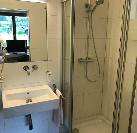 غرفة قياسية فردية مزودة بشُرفة, Both