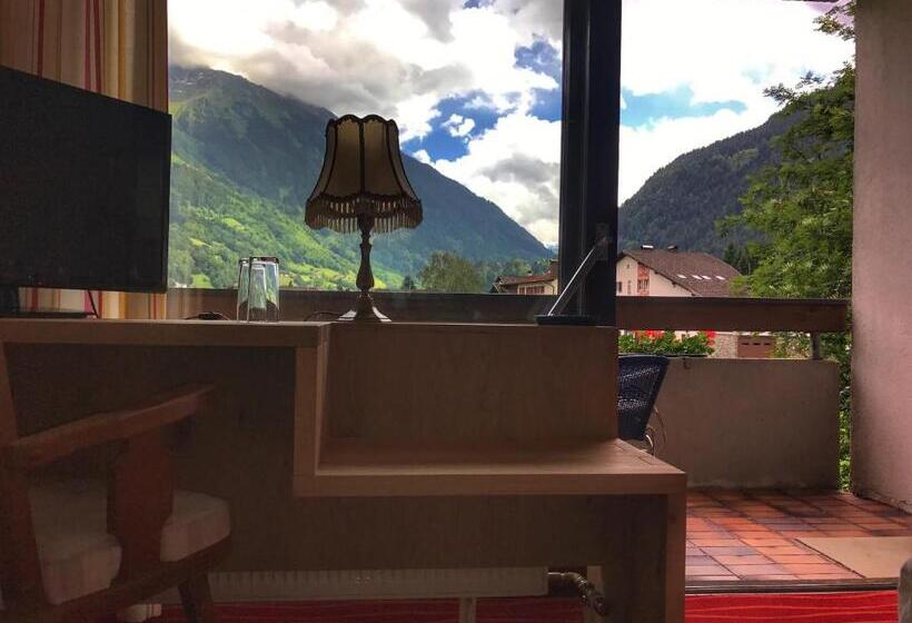 غرفة قياسية ثلاثية مزودة بشرفة, Both