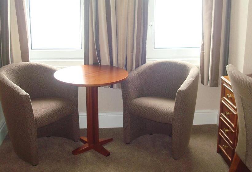 חדר משפחתי, The Hydro