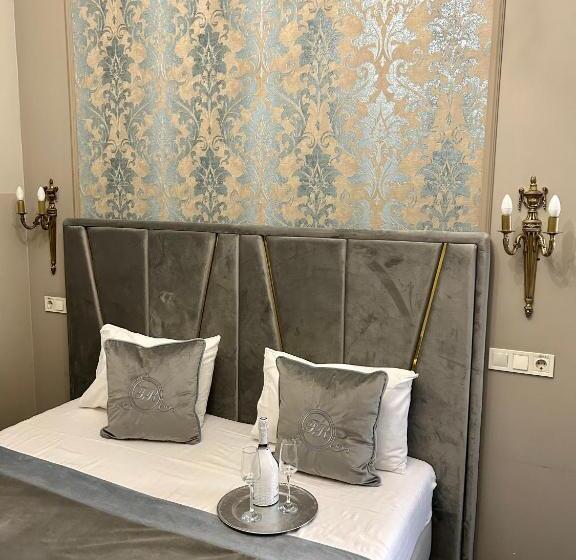 اتاق لوکس سه تخته, Family Residence Boutique