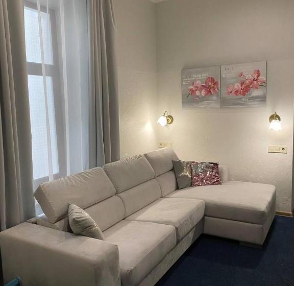 سوییت جونیور با بالکن, Family Residence Boutique