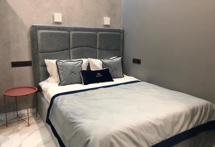 استودیوی استاندارد, Family Residence Boutique