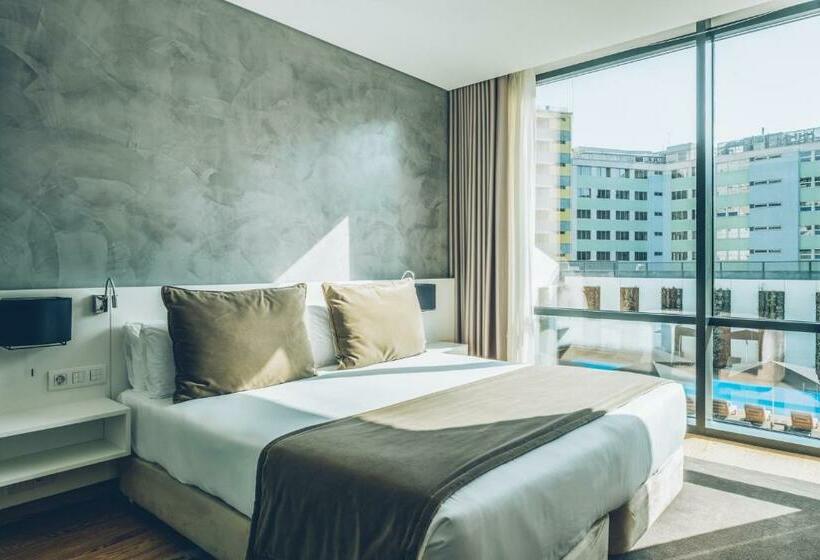 اتاق استاندارد با چشم‌انداز استخر, Iberostar  Selection Lisboa