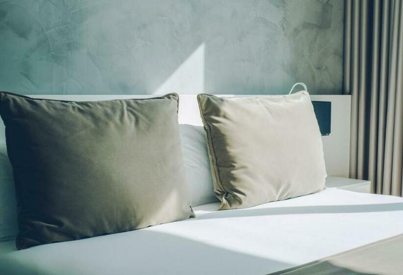 اتاق استاندارد با چشمانداز استخر, Iberostar  Selection Lisboa