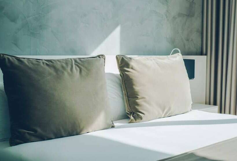 اتاق استاندارد با چشم‌انداز استخر, Iberostar  Selection Lisboa
