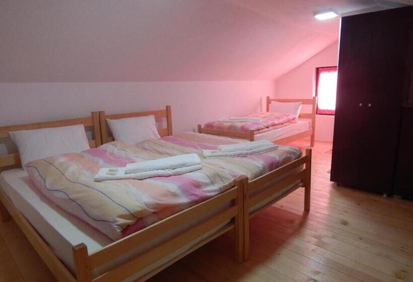 اتاق استاندارد سه نفره, Restoran Antika