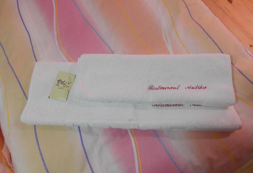 اتاق استاندارد سه نفره, Restoran Antika