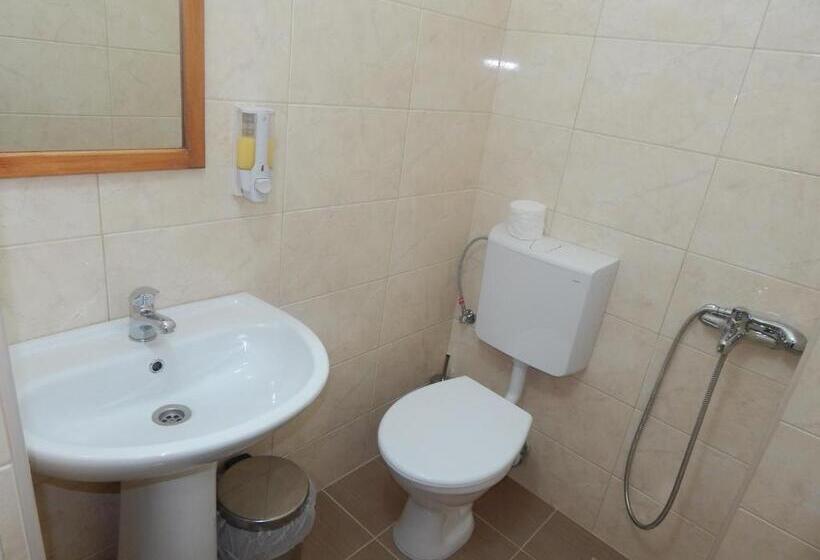 اتاق استاندارد سه نفره, Restoran Antika