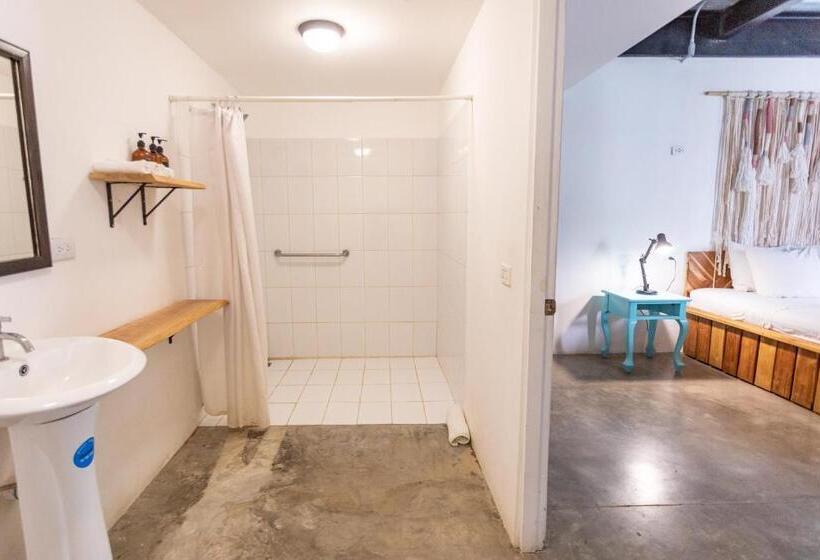 家庭间, Selina Santa Teresa North   Hostel