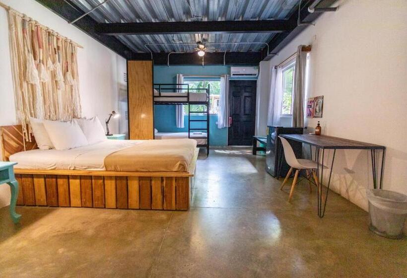 家庭间, Selina Santa Teresa North   Hostel