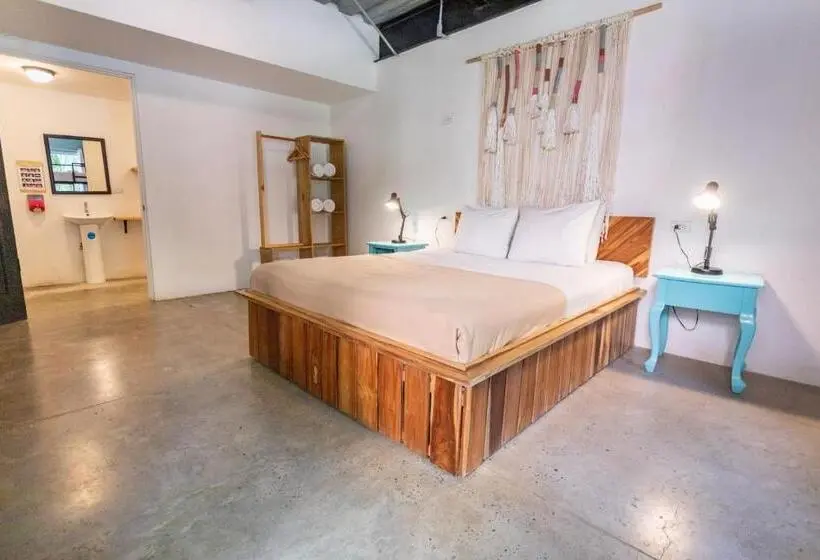 اتاق خانوادگی, Selina Santa Teresa North   Hostel