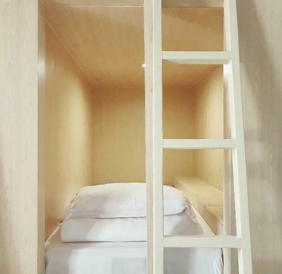 سرير فى غرفة مشتركه, Nuka Beach Inn