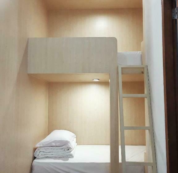 سرير فى غرفة مشتركه, Nuka Beach Inn