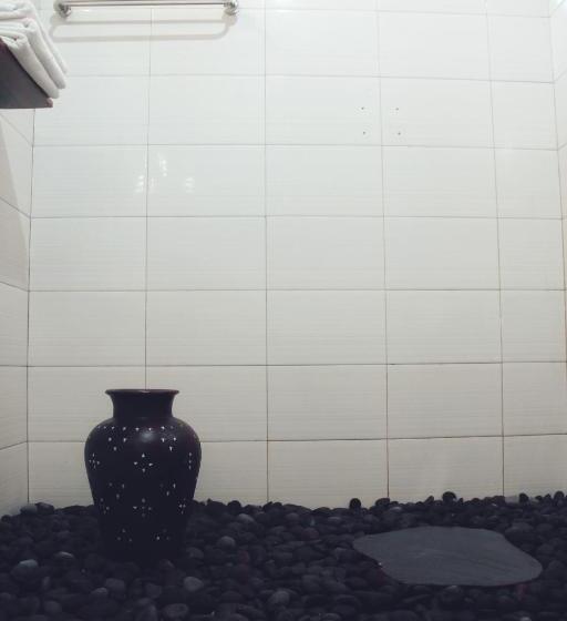 سرير فى غرفة مشتركه, Nuka Beach Inn