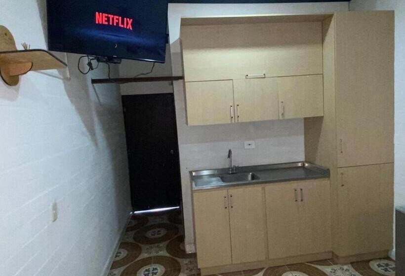 デラックスルーム, Hollywood Paradise Zf