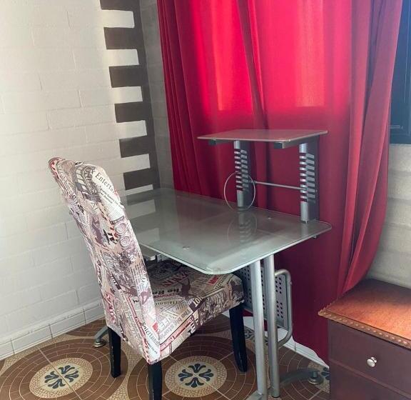 デラックスルーム, Hollywood Paradise Zf