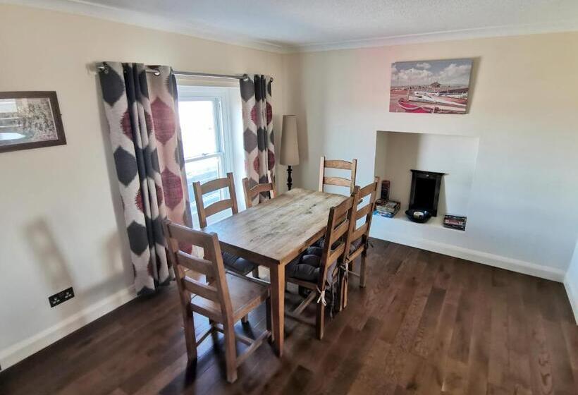 Апартаменты 3 Спальни, Morecambe Rooms