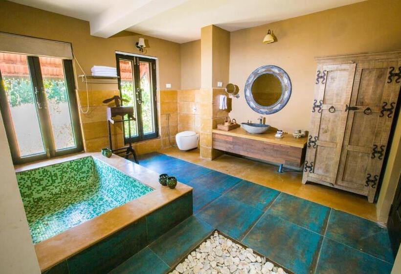 חדר דחוקס עם מיטת קינג, Vannraj Resort And Spa