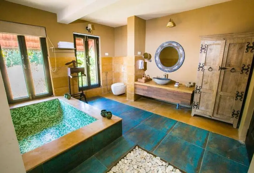 キングサイズベッドのデラックスルーム, Vannraj Resort And Spa