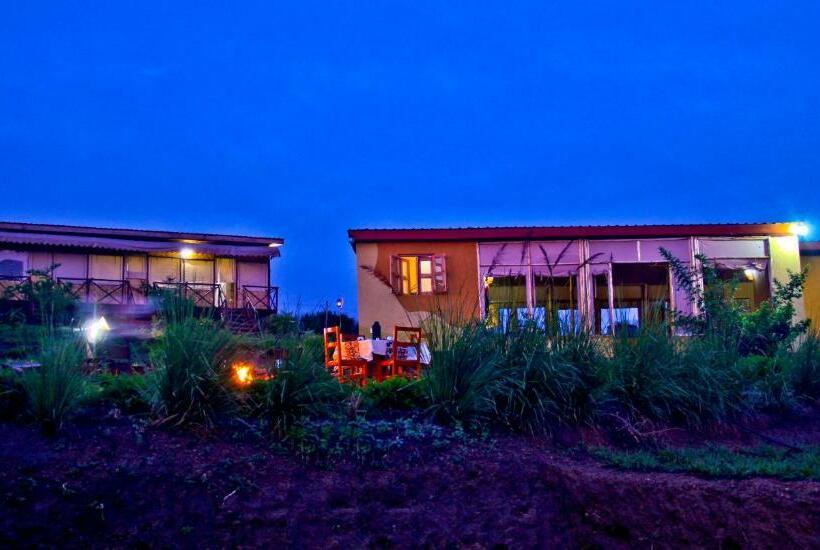 اتاق خانوادگی, Wild Tracks Overland Camp