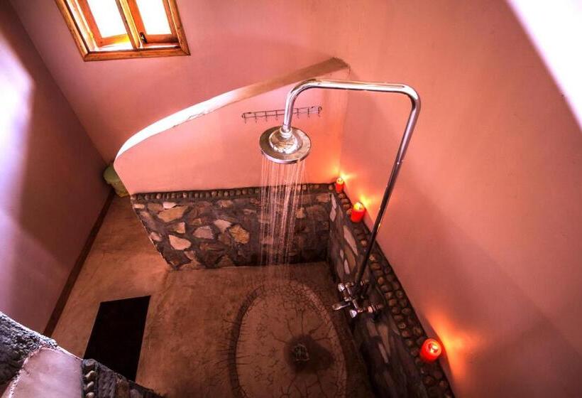 اتاق خانوادگی, Wild Tracks Overland Camp