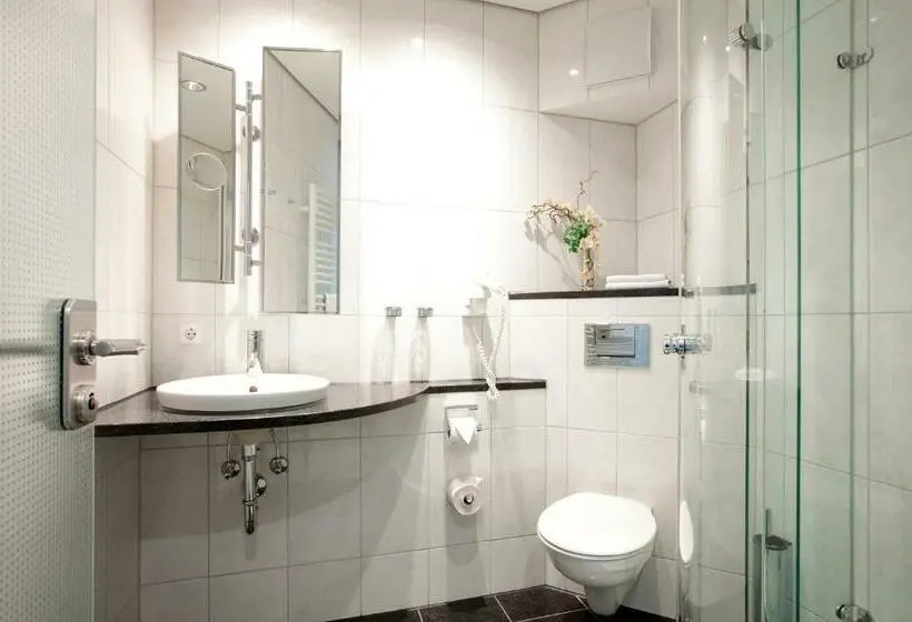 Superior Yhden Hengen Huone, Adler